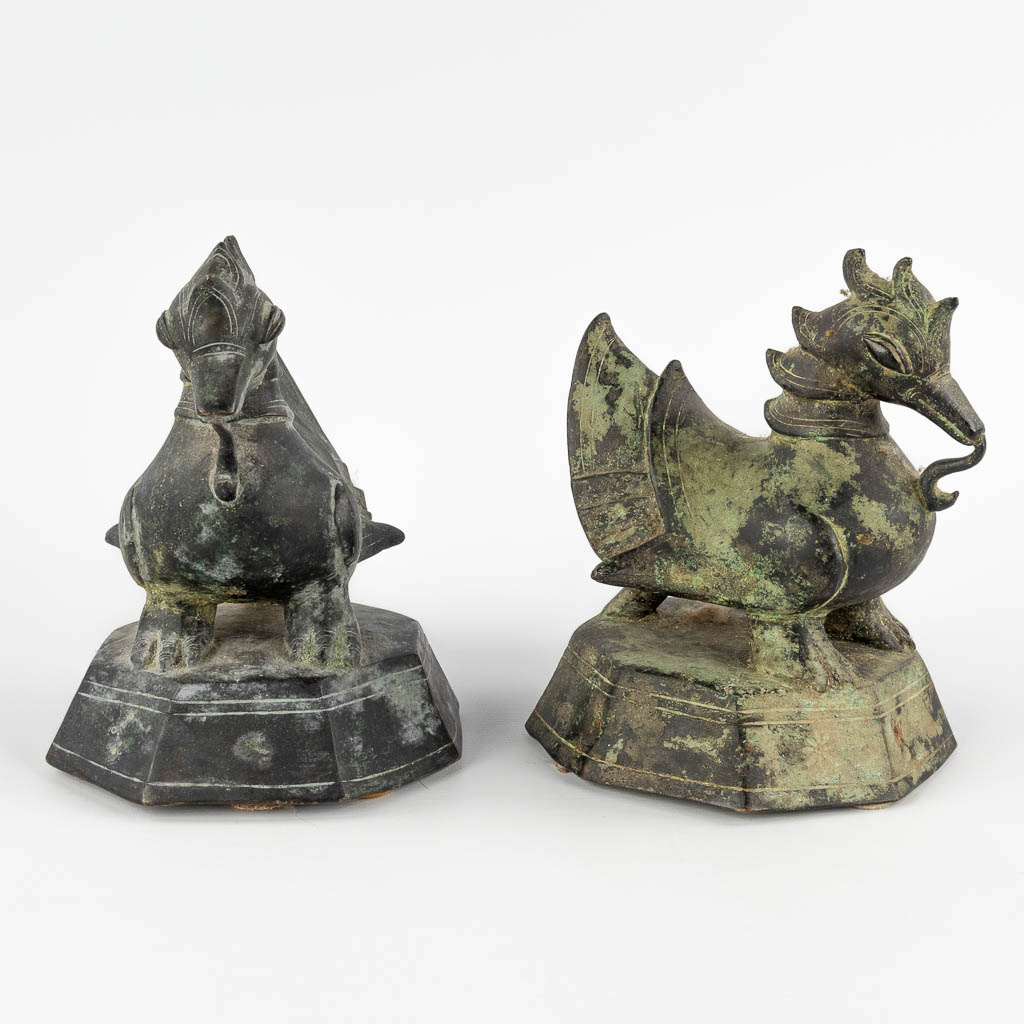 A pair of Oriental figurines, decorated with mythological figurines. Bronze. (D:17 x W:18 x H:22 cm)