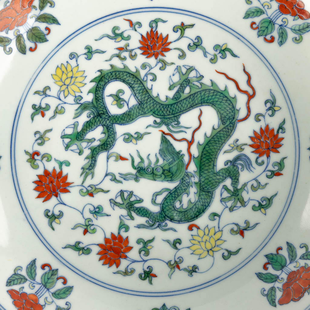 A pair of Chinese famille verte plates with a dragon decor. 20th C. (D:21 cm)