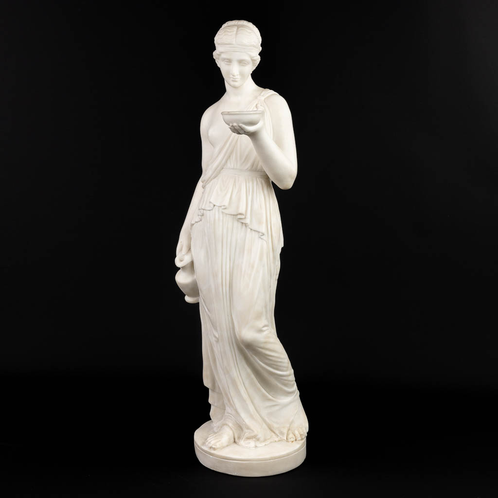 Een klassiek beeld van een Griekse dame met kruik en schaal, gemaakt uit gesculpteerde Carrara marmer. (H:74cm)