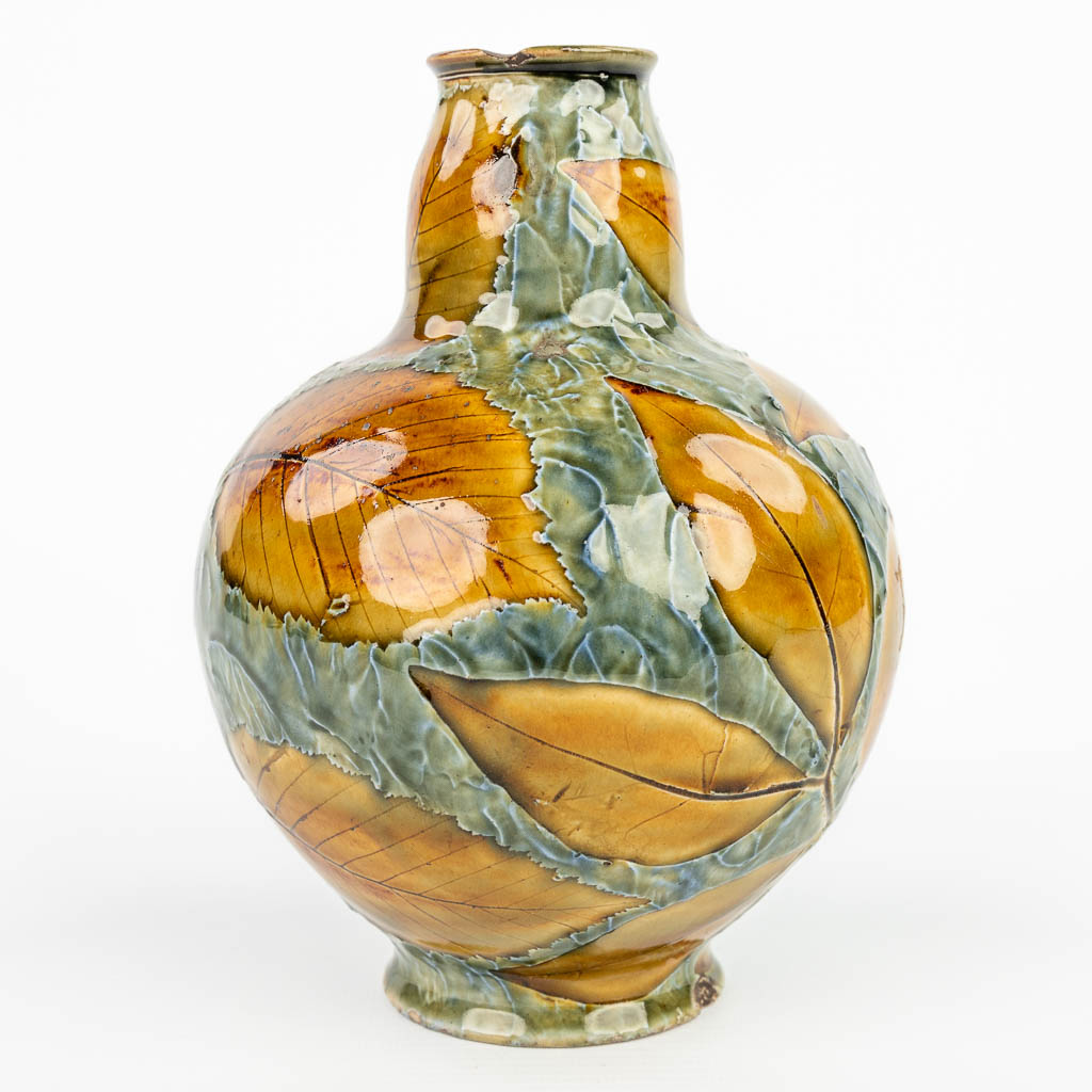 Een vaas met decor van bladeren gemaakt uit steengoed en gemerkt Royal Doulton. (H:18cm)