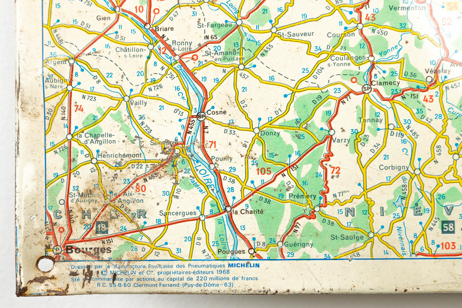 Een vintage metalen wegenkaart gemaakt door Michelin, kaart van de BeNeLux 1968-1969. (H:79cm)
