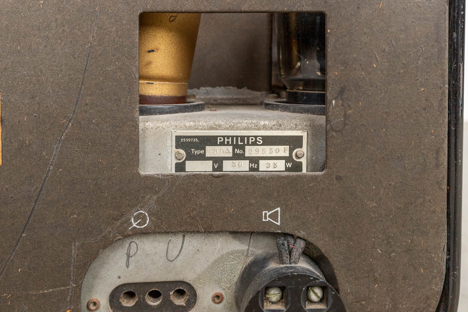 Een radio gemaakt uit bakeliet door Philips, periode 1927. (H:49cm)