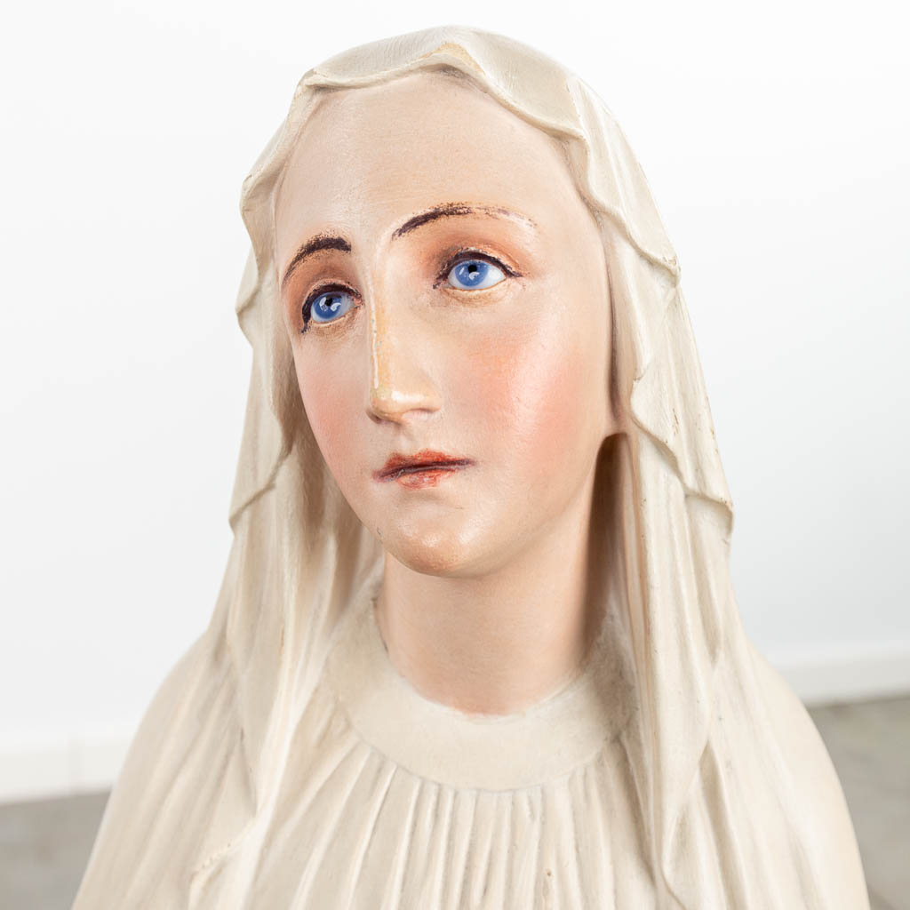 Een collectie van 2 Onze Lieve Vrouwen van Lourdes met glazen ogen, gemaakt uit gepolychromeerd plaaster. (H:111cm)