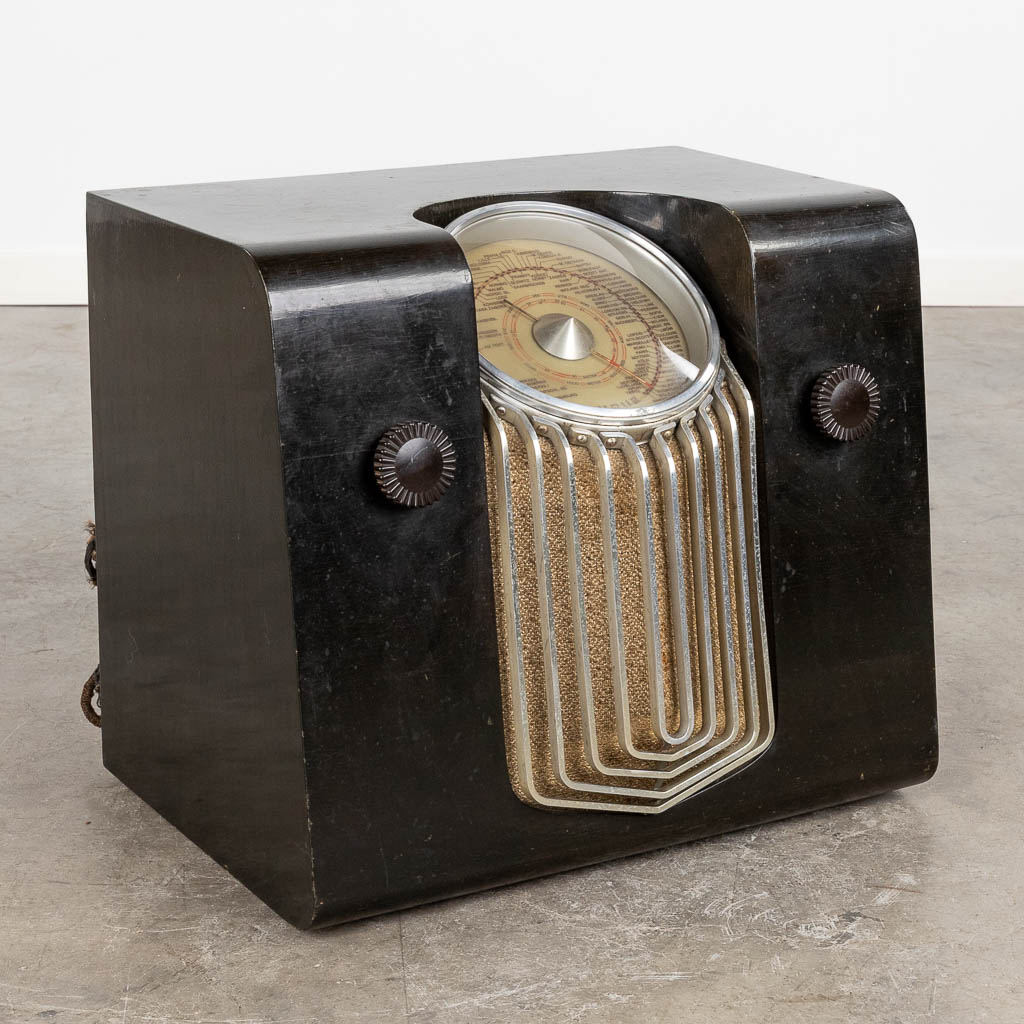 Een antieke radio 'Schaub Super Radio 229/II' (D:35 x W:47 x H:40 cm)