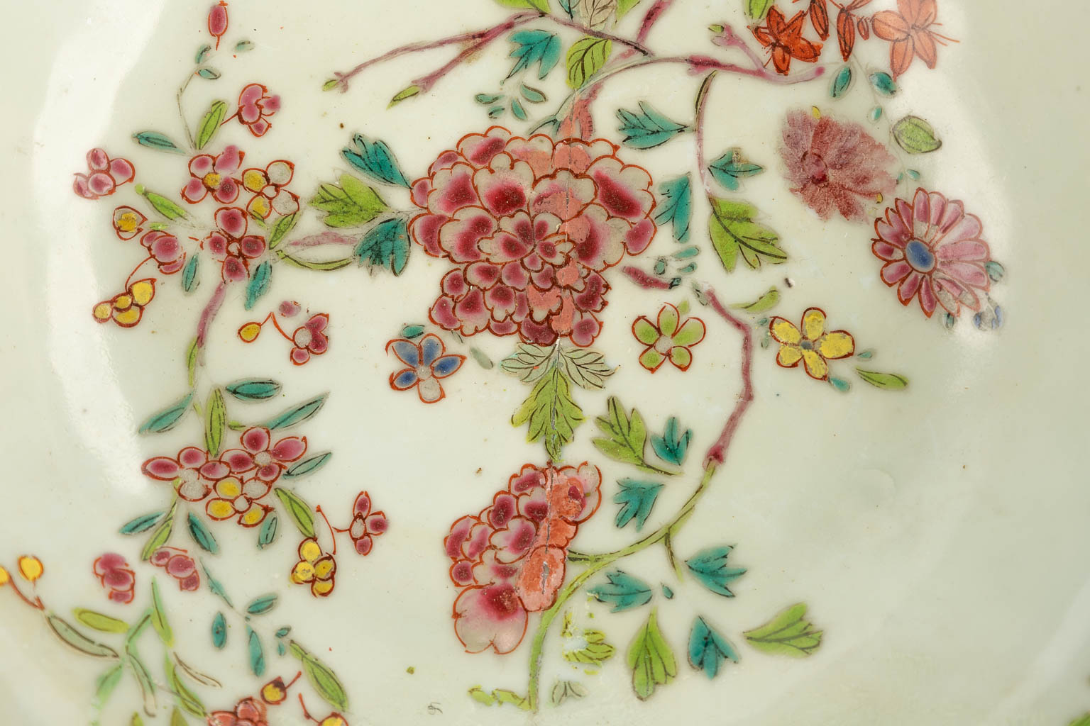 Een Chinese Scheerkom en 6 celadon borden. decor van fauna en flora. 19de en 20ste eeuw. (H:7 x D:26,5 cm)
