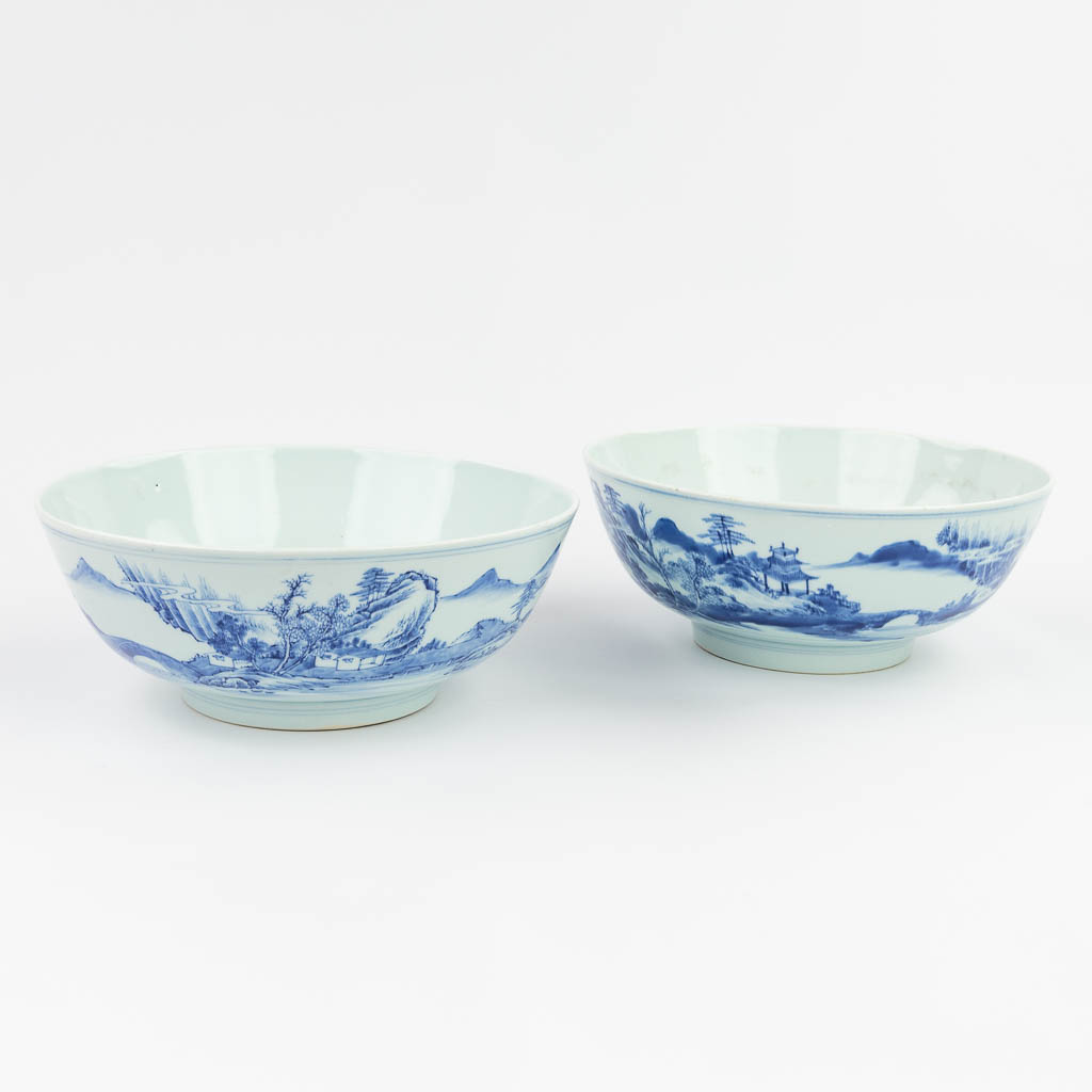 A pair of Chinese bowls made of blue-white porcelain. 18th/19th century. (H: 11 x D: 26,5 cm)