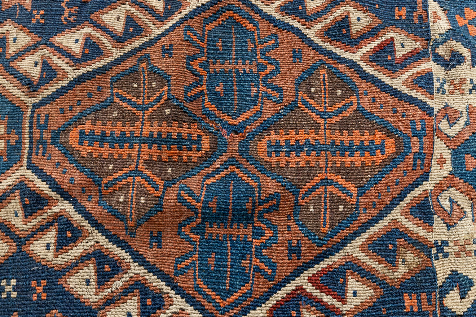 An Oriental hand-made kelim, Turkey, wool. (D:206 x W:154 cm)
