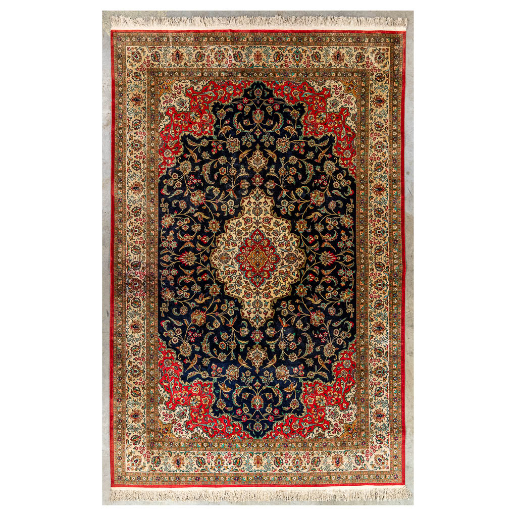 Een Oosters handgeknoopt tapijt gemaakt uit zijde, versierd met bloemen en vogels. Keshan. (200 x 310 cm)