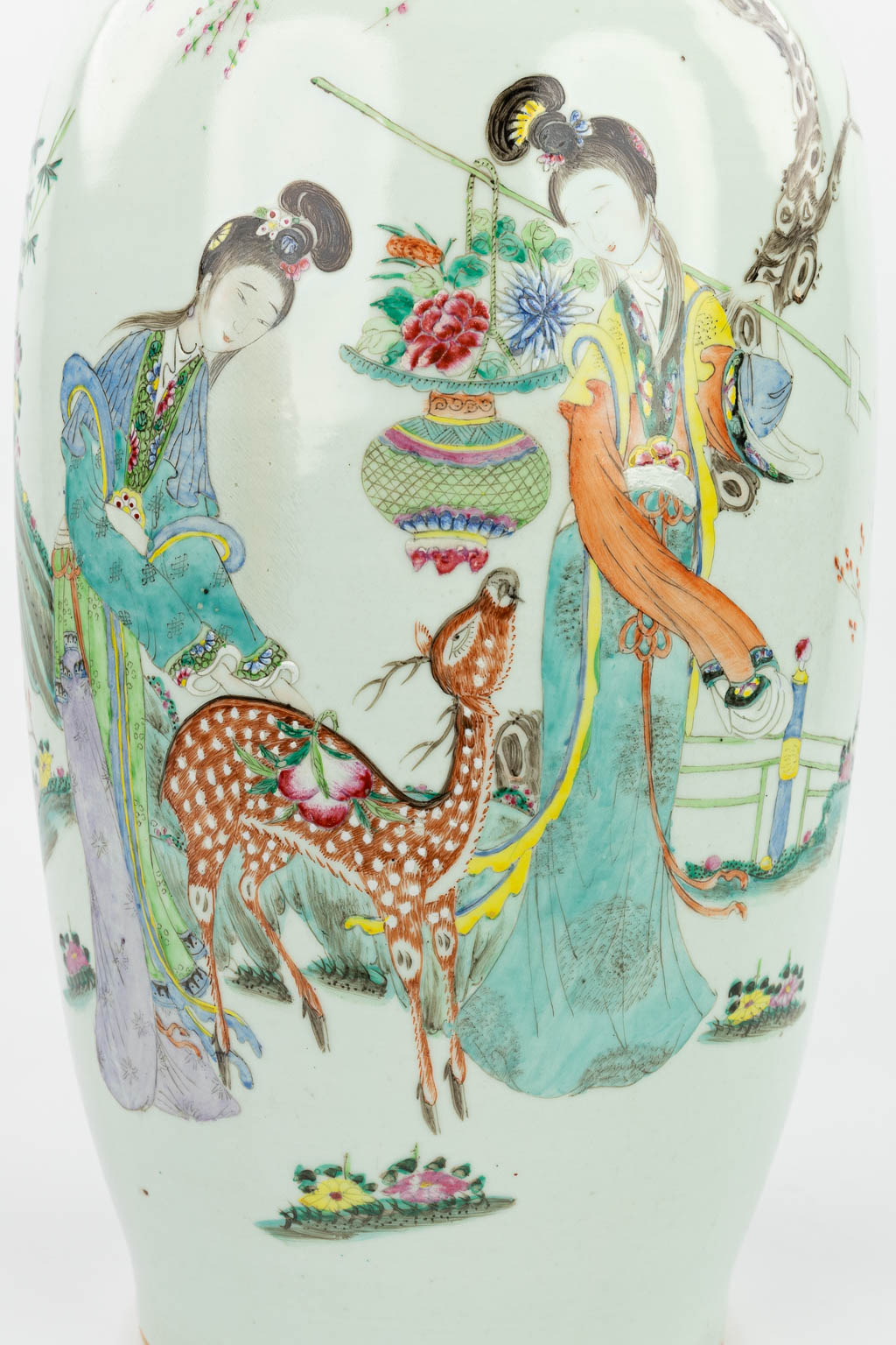 Een Chinese vaas gemaakt uit porselein en versierd met hofdames en een hert. (H:57cm)
