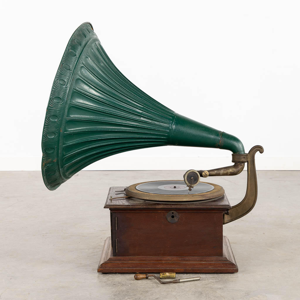 Een decoratieve en antieke Grammofoon. (L:68 x W:56 x H:77 cm)