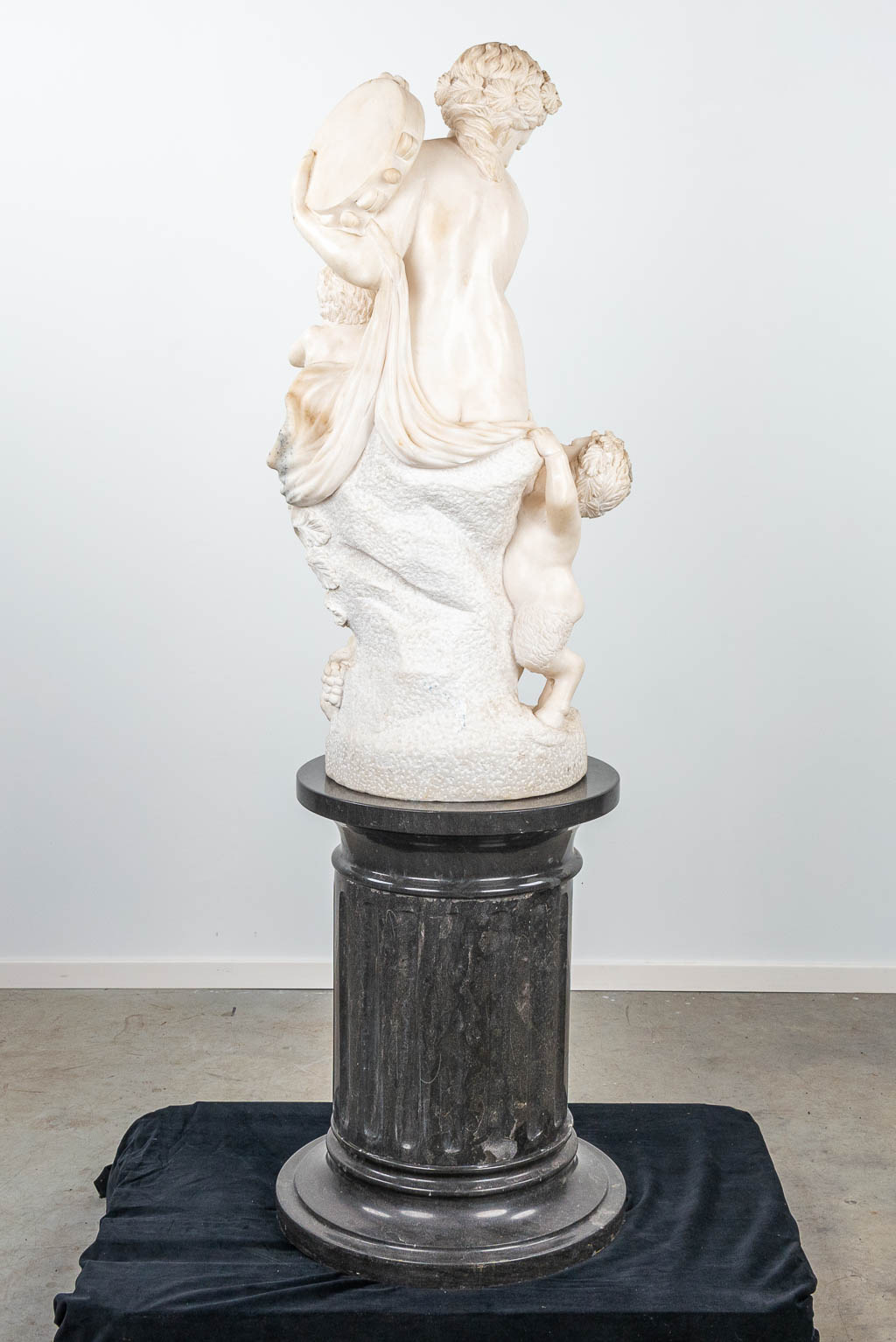 Een uitzonderlijk beeld gemaakt uit witte Carrara marmer 'Dame met haar kind en een Satyr'. (H:120cm)