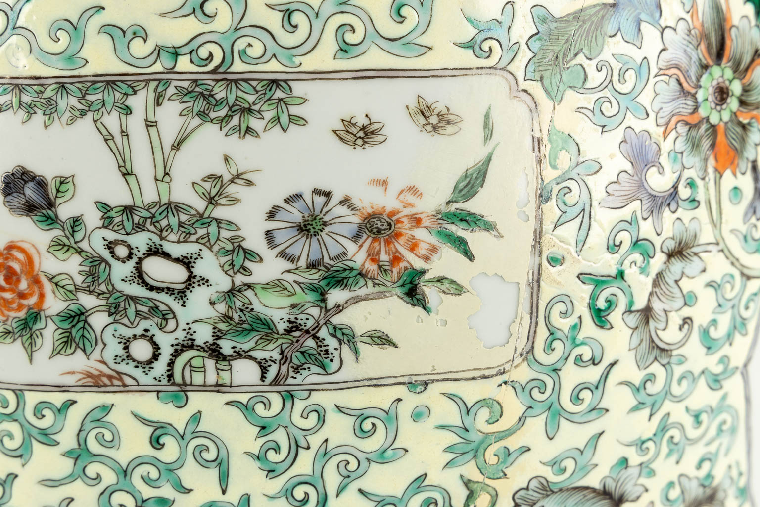 Een Chinese cache-pot, Famille Verte met decor van fauna en flora. 19de eeuw. (H:35 x D:40 cm)