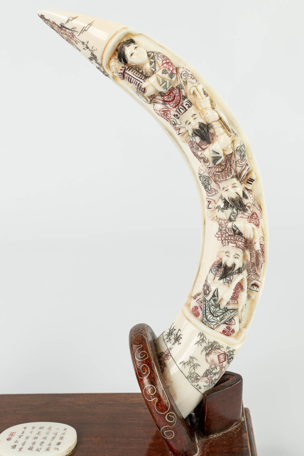 Een collectie van 2 gesculpteerde hoorns of been, gemonteerd in houten staander. (H:19cm)