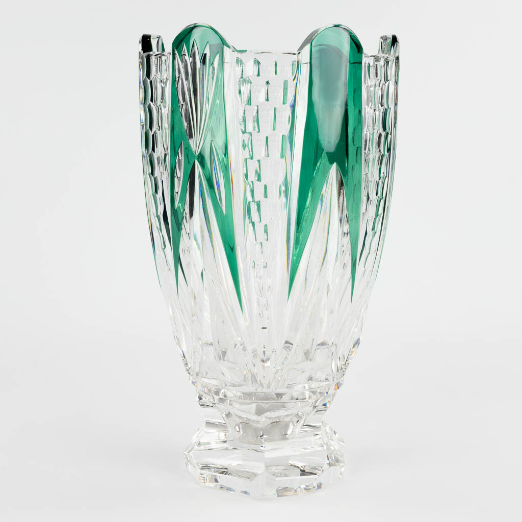 Val Saint Lambert, een grote vaas, groen geslepen kristal. (H:33 x D:19 cm)