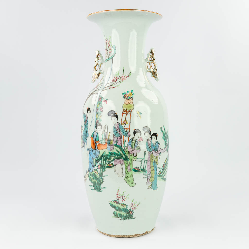 Een Chinese vaas met handgeschilderd decor van hofdames. (57 x 23 cm)