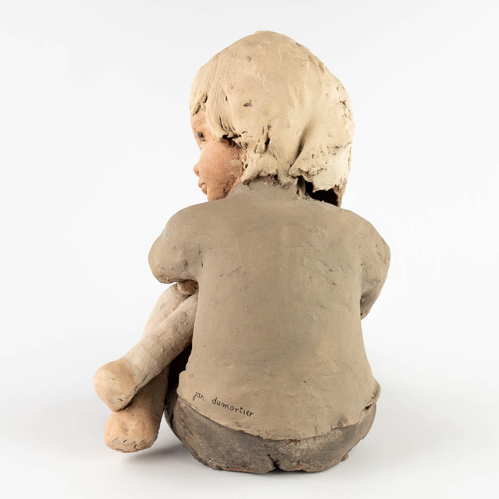 Jan DUMORTIER (XX-XXI) 'Kind met knuffelkonijn' terracotta. (D:32 x W:42 x H:44 cm)
