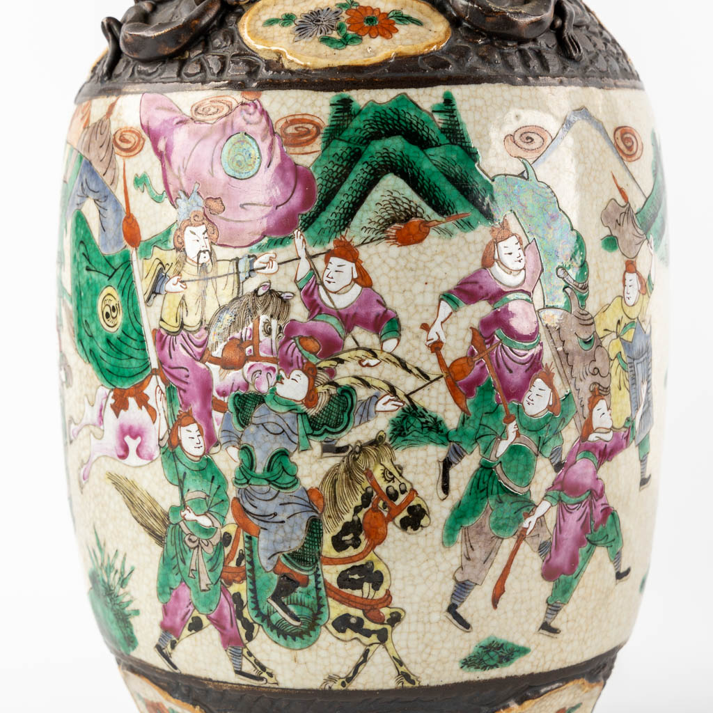 A pair of Chinese Nanking vases, decorated with battle scènes. (H:44 x D:20 cm)