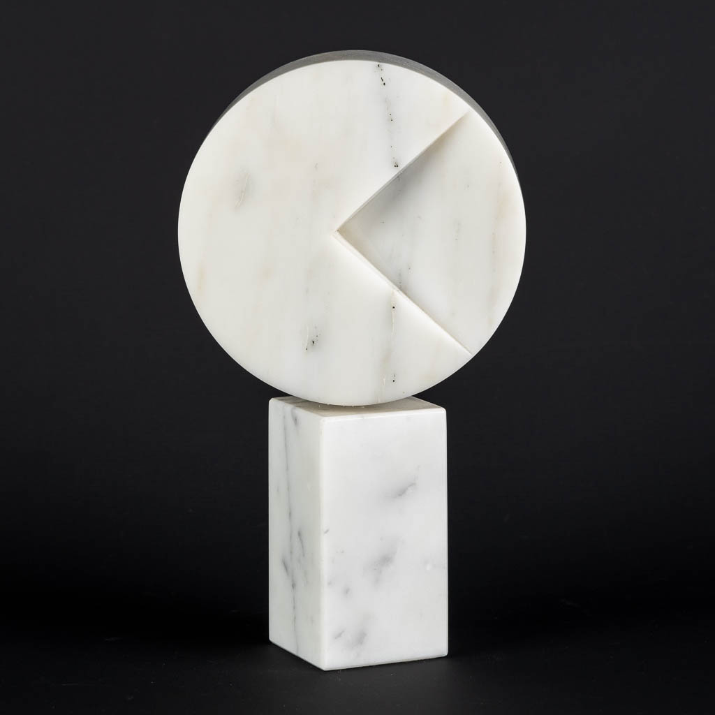 Lot 351 Hilde VAN SUMERE (1932-2013) 'Knipoog' Carrara marmer. (L:7,5 x W:16 x H:28,5 cm)