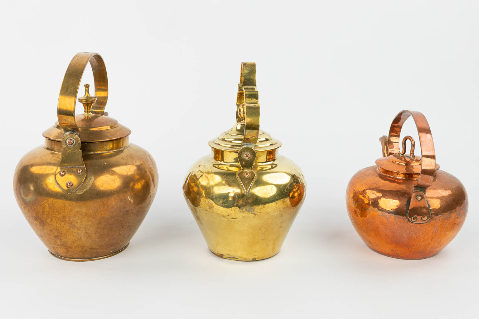 Een collectie van 5 'appelmoren', fluit- en/of waterketels, gemaakt uit koper. (H:34cm)