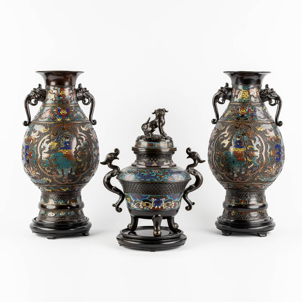Lot 008 A pair of vases, added an insence burner, bronze with champslevé decor. Circa 1900. (H:45 x D:23 cm)