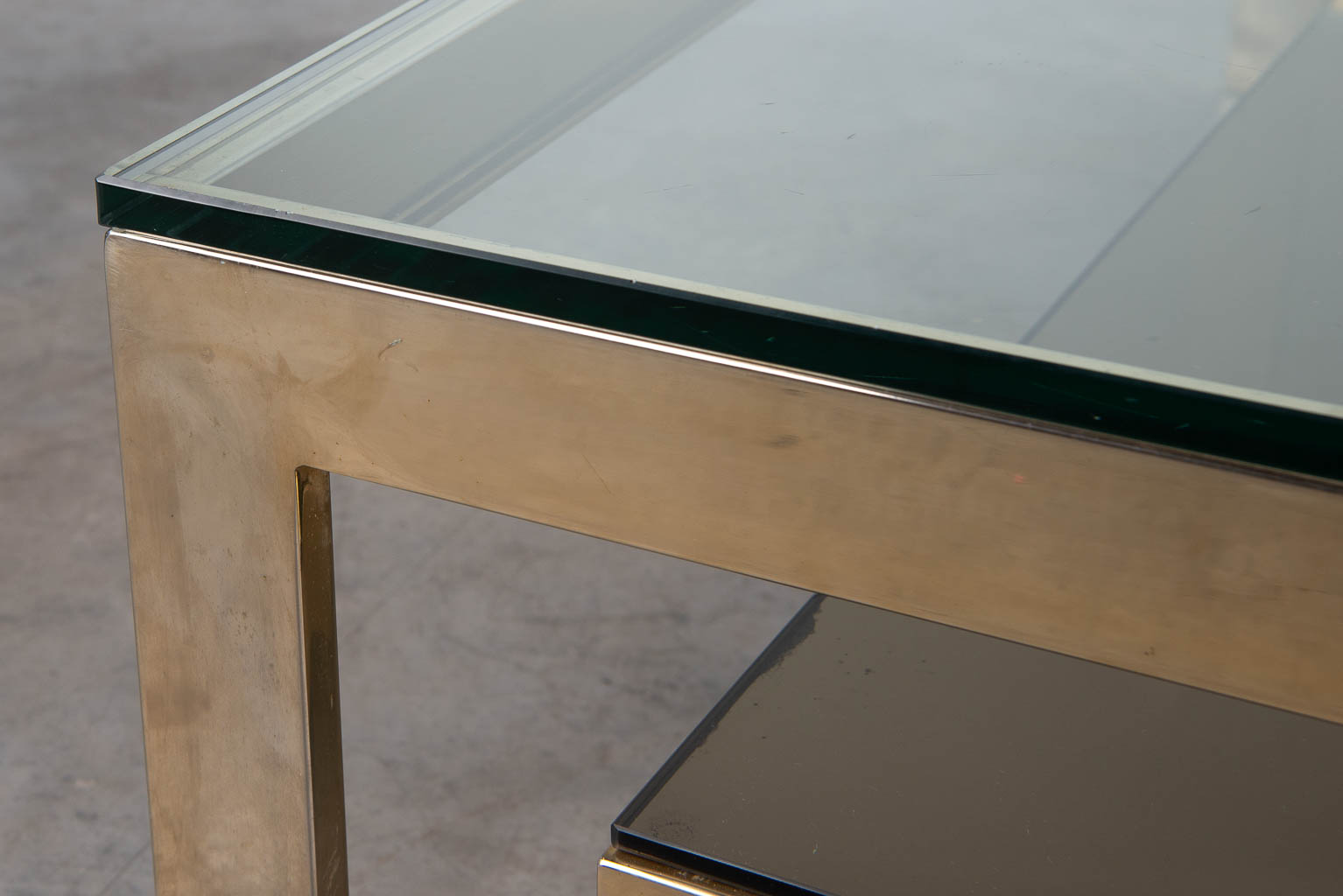 Een Belgo Chrome G-Shape salontafel gemaakt uit verguld metaal en glas. (H:38cm)