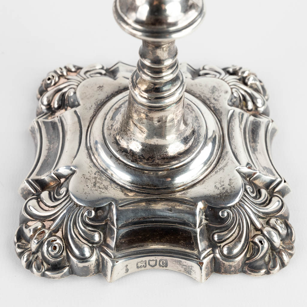 Goldsmiths & Silversmiths Co, London, een set van 4 kandelaars, zilver. 1898. (D:11,5 x W:11,5 x H:24,5 cm)