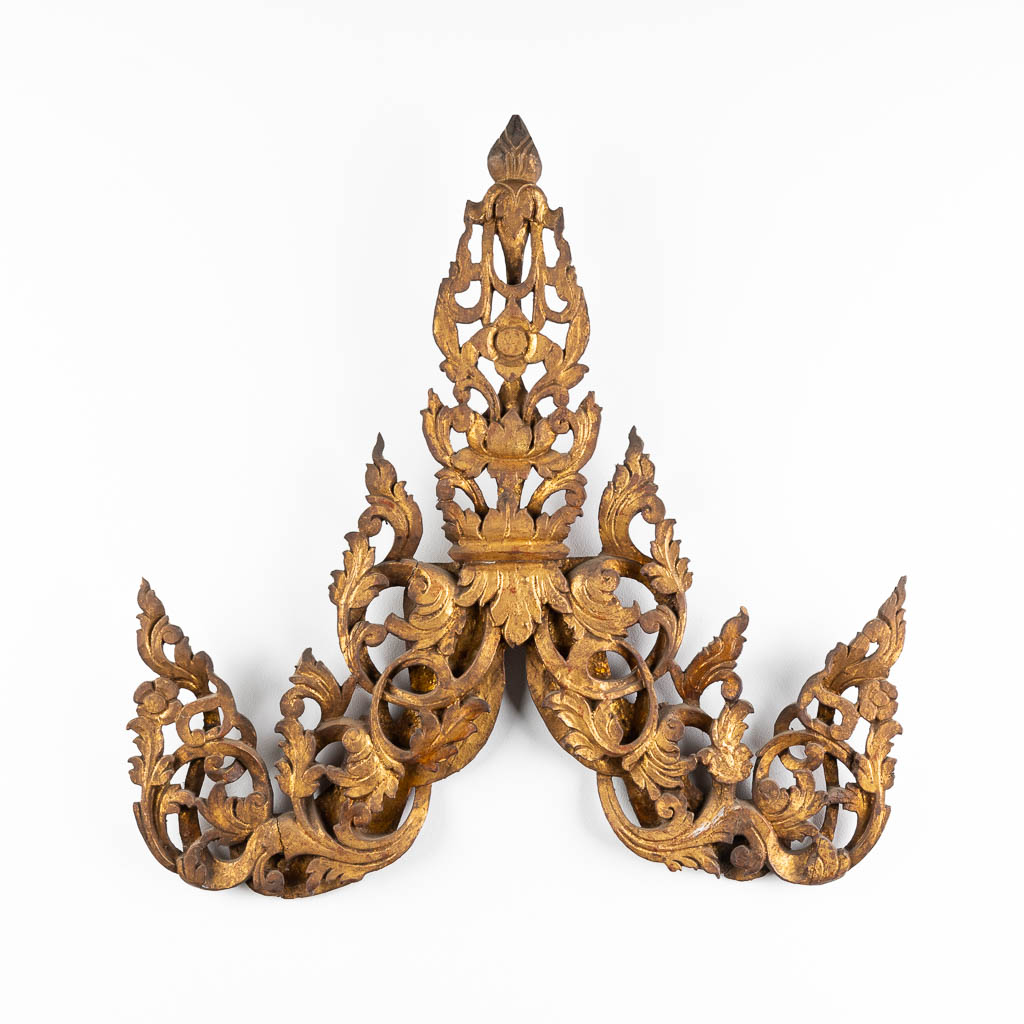 A decorative Oriental wood-sculpture, probably Bali. 19th C. (W:65 x H:66 cm)