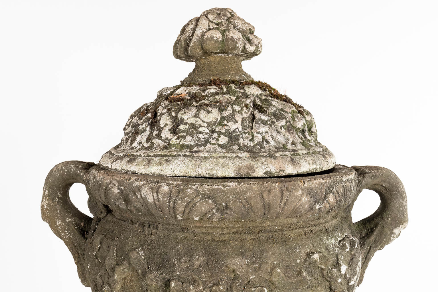 A pair of large urns with a lid, standing on a pedestal, concrete, 20th C. (D:50 x W:67 x H:173 cm)