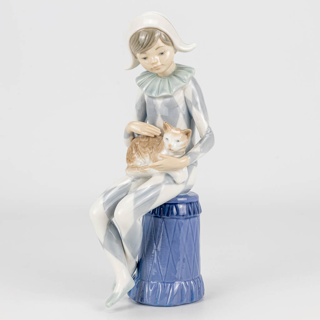 Een figuur van een harlekijn gemaakt uit geglazuurd porselein in Spanje en gemerkt Lladro. 20ste eeuw. 