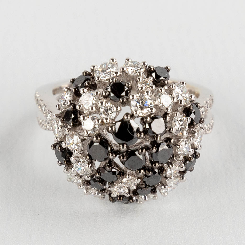 Een ring, 18kt wit goud met zwarte diamanten en witte, totaal 1,81ct. Ringmaat 54