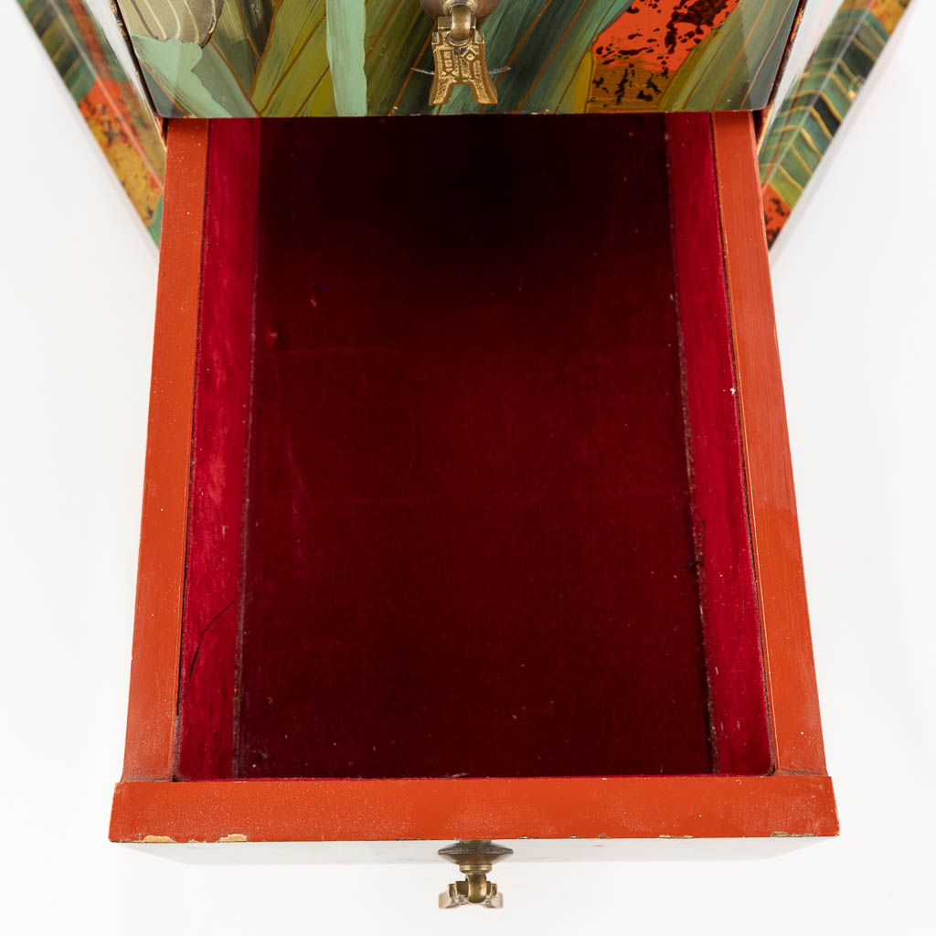 Een zeshoekige ladenkast met 6 lades, handgeschilderd bloemendecor. Circa 1970. (L: 40 x W: 40 x H: 67 cm)