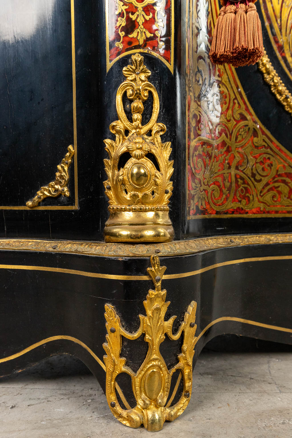 Een 1-deur kast met marmer gemaakt in Napoleon 3 stijl, verguld brons en afgewerkt met boulle marqueterie (H:106,5cm)