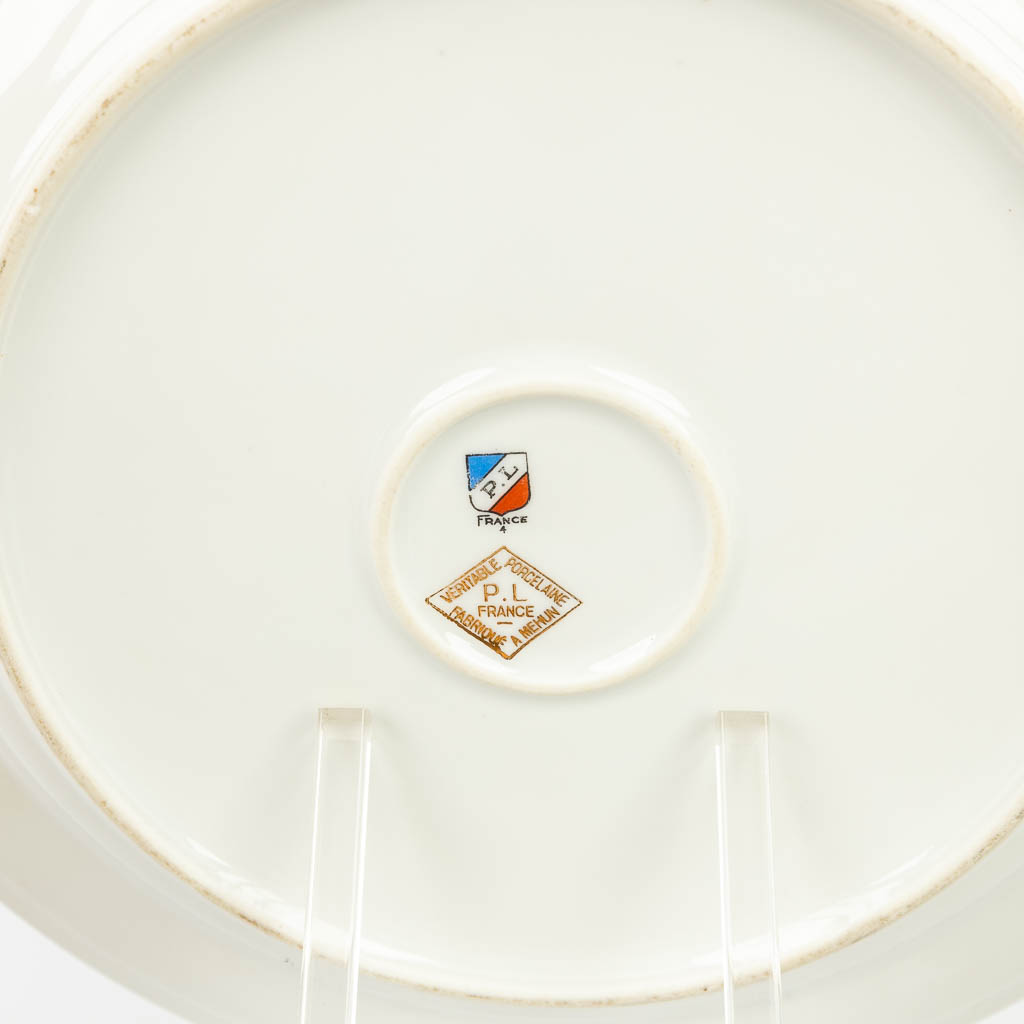 Een 30-delig servies met decor van wild, gemaakt uit porselein en gemerkt Porcelaine De Limoges (H:16,5cm)
