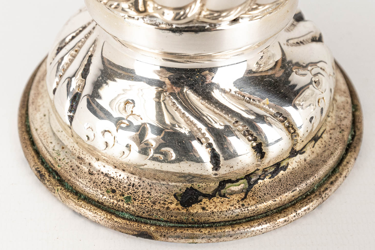 A pair of silver-plated vases and marked Argto/1000. Made in Italy. 