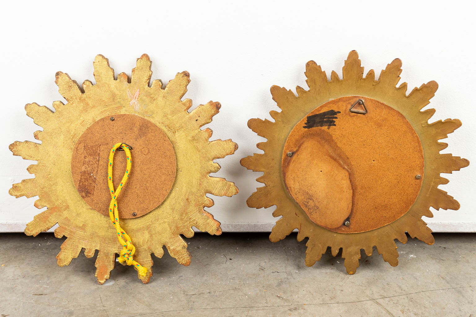 Een collectie van twee mid-century zonnespiegels gemaakt uit resine. 