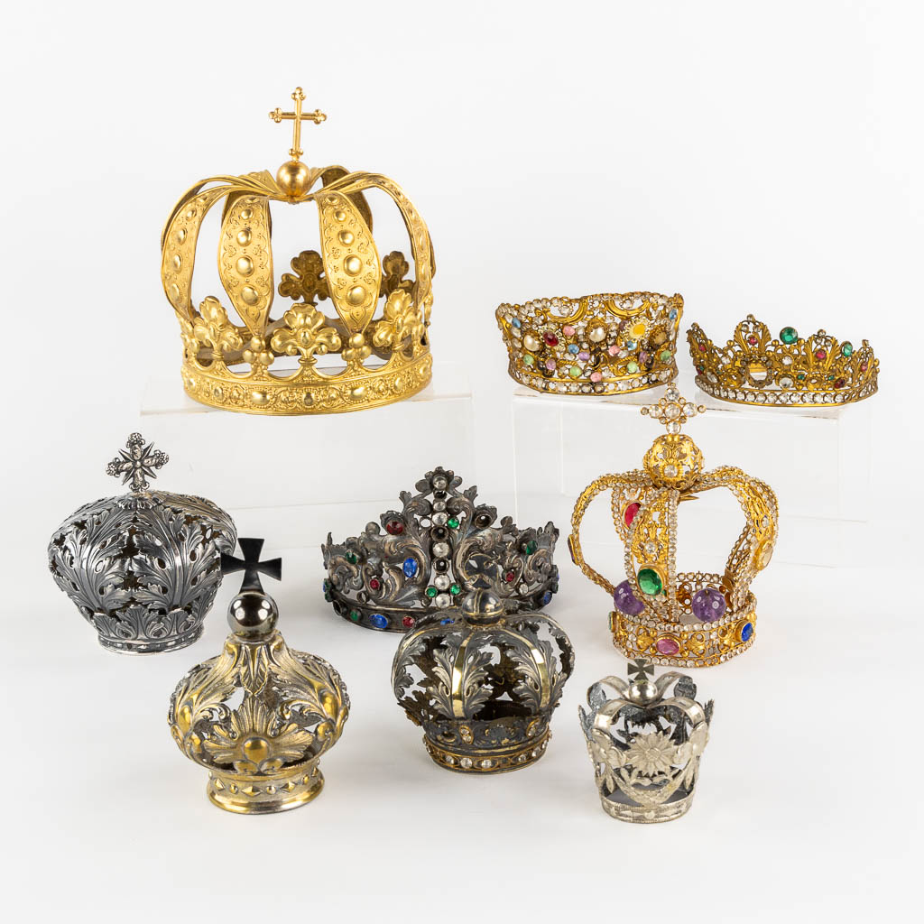  A collection of 'Crowns and Tiara's' for figurines. 9 pieces. 