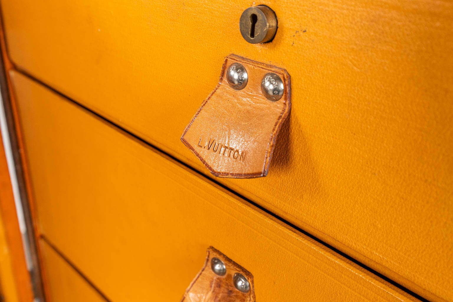 Louis Vuitton, een antieke reiskoffer gemaakt uit leder en hout, gemerkt. Gemaakt in Frankrijk, circa 1920. (56 x 56 x 110cm)