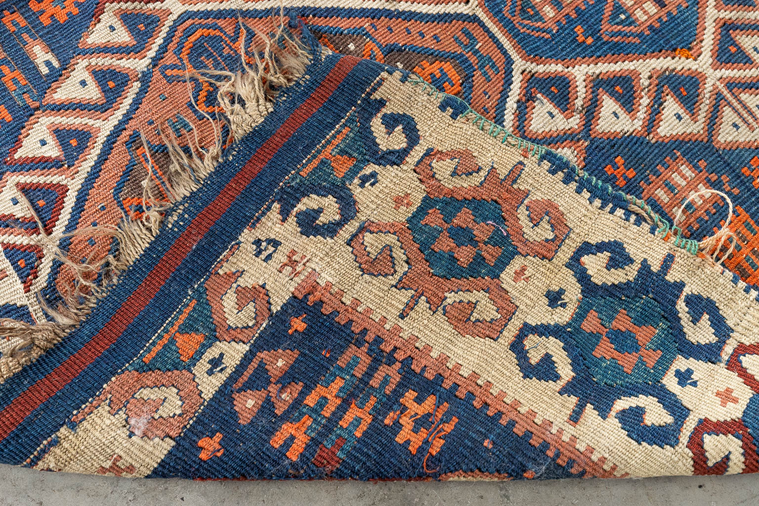 An Oriental hand-made kelim, Turkey, wool. (D:206 x W:154 cm)