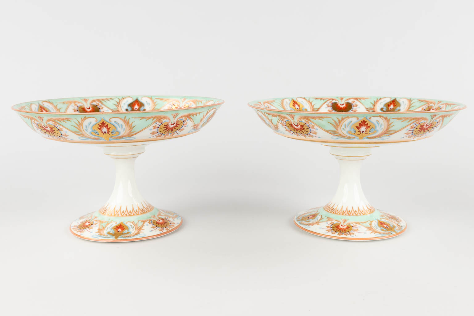 Een collectie van twee tazza en 6 borden, Graaf De Kerckhove, Brussel 19de eeuw. (H:13,5 x D:22,5 cm)