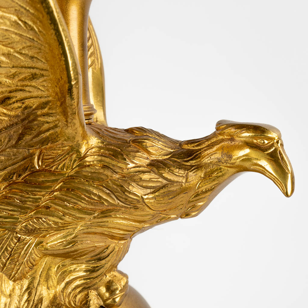 A table lamp with an eagle, gilt bronze, Hollywood Regency style. 20th C. (D:13 x W:30 x H:57 cm)