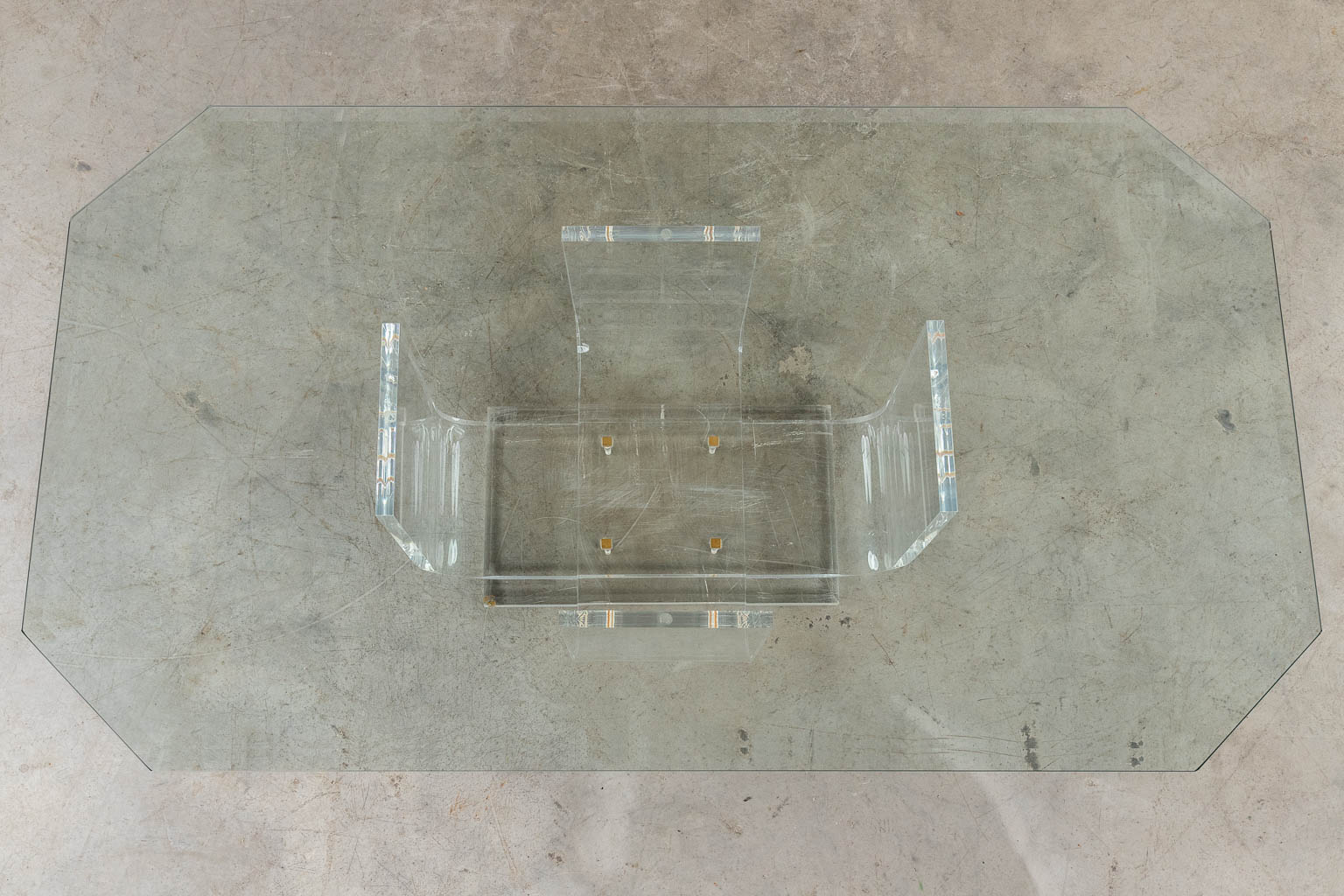 Een salontafel, acryl en glas, 20ste eeuw. (D:80 x W:140 x H:37 cm)