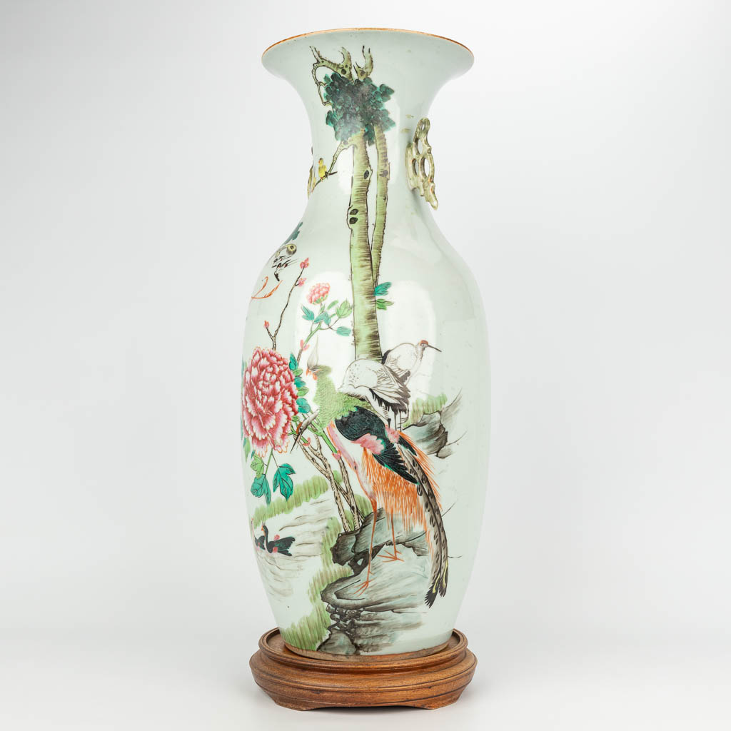 Een Chinese vaas gemaakt uit porselein, famille rose, en versierd met fauna en flora. (H:57cm)