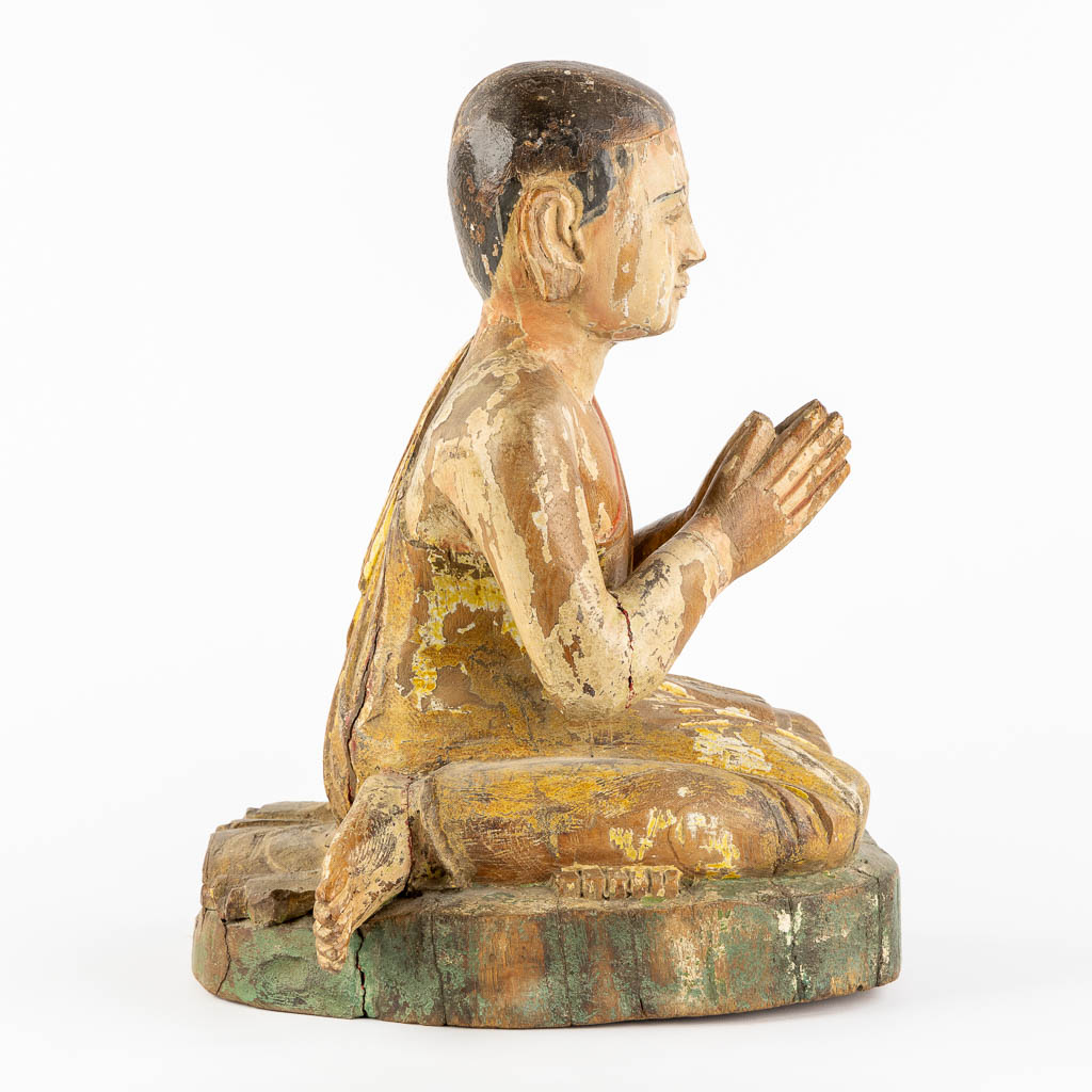 Een antieke houtsculptuur van een monnik, 18de/19de eeuw. (L:36 x W:30 x H:47 cm)