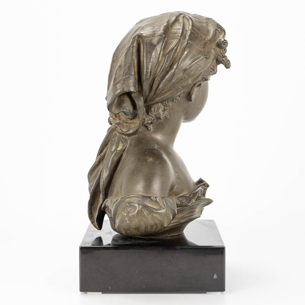 Een buste van een meisje, gemaakt uit brons en gemerkt Compagnie des bronzes, Bruxelles. 