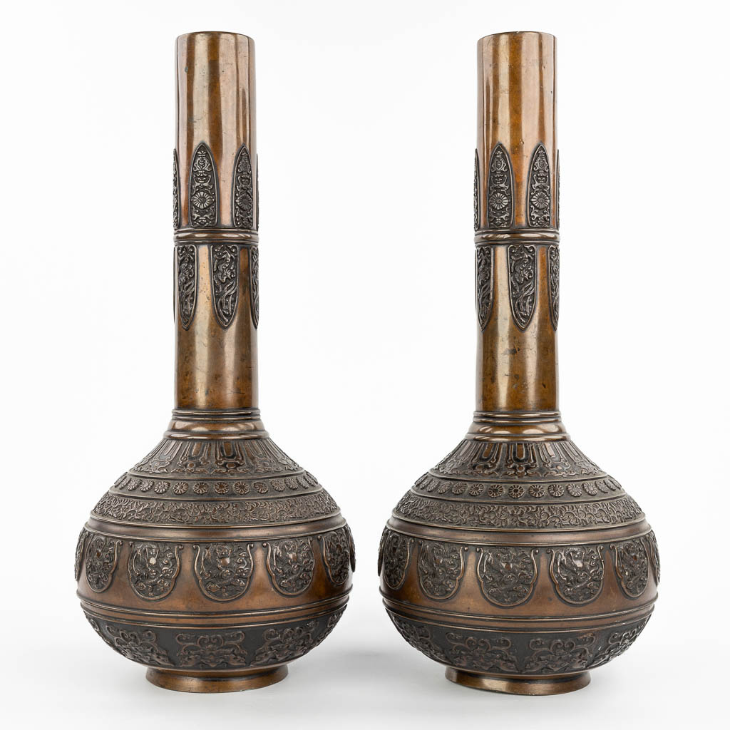 Een paar Oosterse vazen gemaakt uit brons, versierd met draken. (H:51cm)