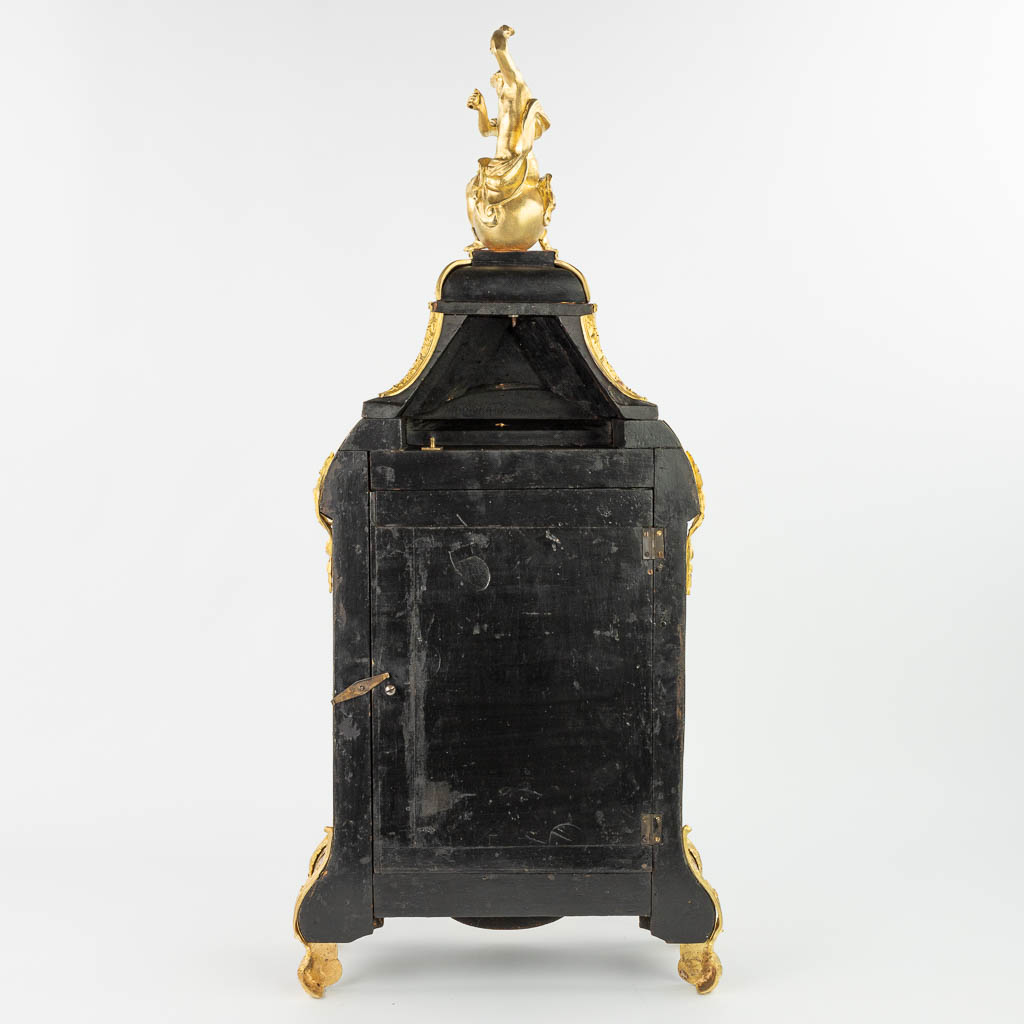 Een Kartell klok afgewerkt met boulle inlegwerk en gemonteerd met brons. Gesigneerd Martenot à Paris. (H:85cm)