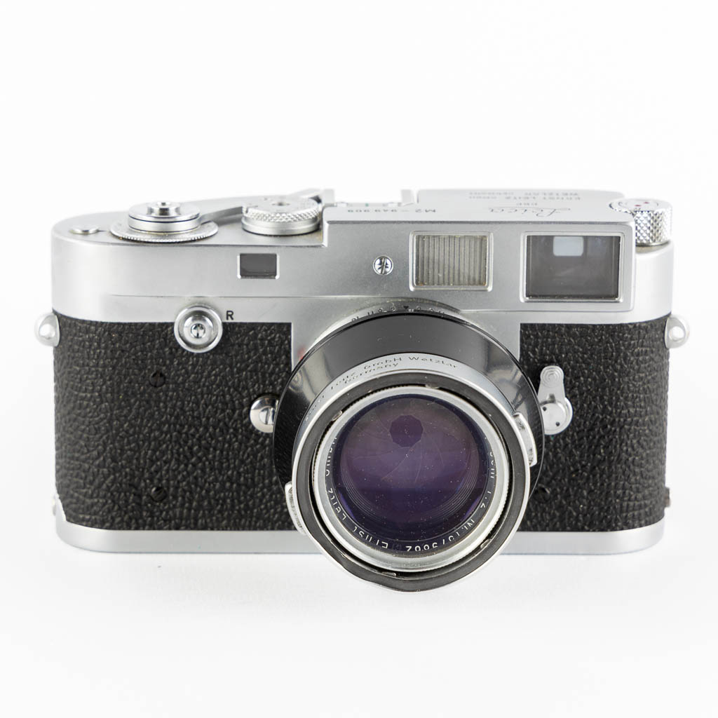 Leica, model M2, an analog photocamera. (L:8 x W:14 x H:7,6 cm)
