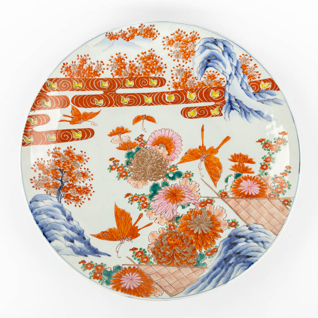 A large Japanese Imari bowl, decorated with butterflies and flowers. 19th C. (D:47 cm)