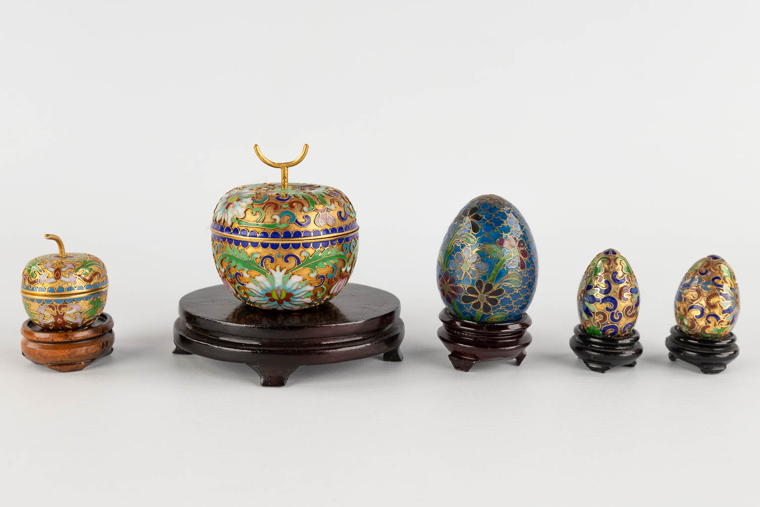 Een grote collectie items en gebruiksvoorwerpen gemaakt uit Cloisonné brons. 25 stuks. (H:23 cm)