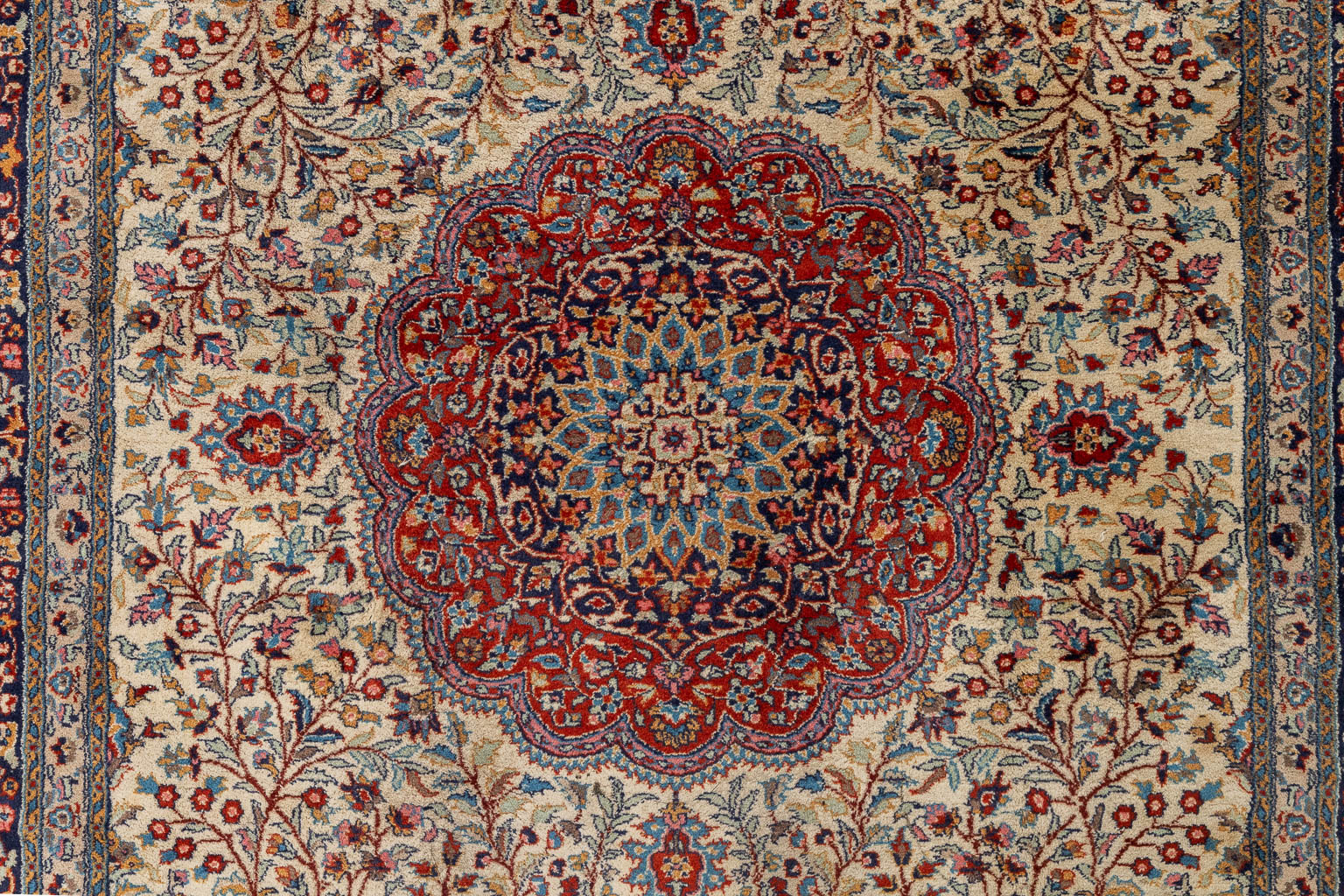 Een Oosters handgeknoopt tapijt, bloemendecor, Tabriz. (L: 245 x W: 156 cm)